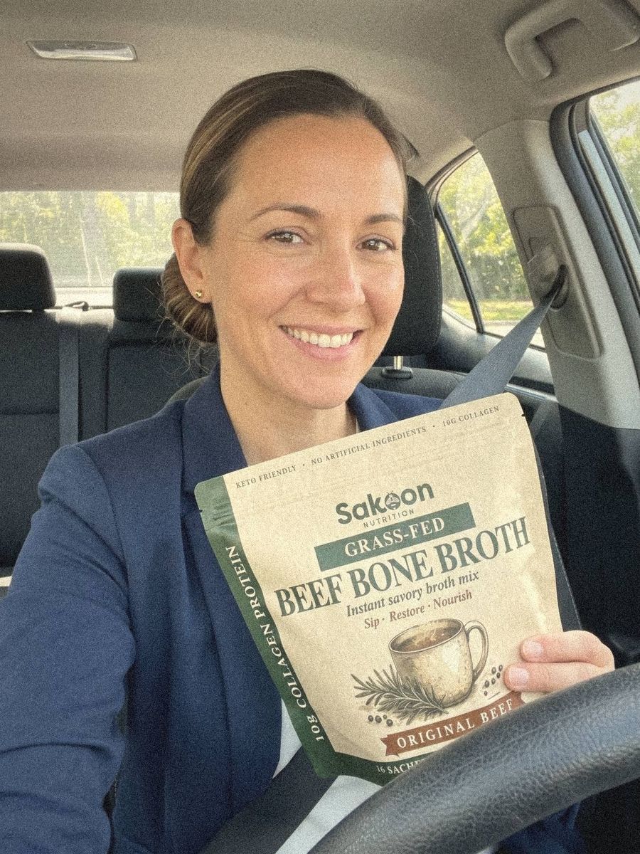 Woman in her car resting the Sakoon pouch on the steering wheel